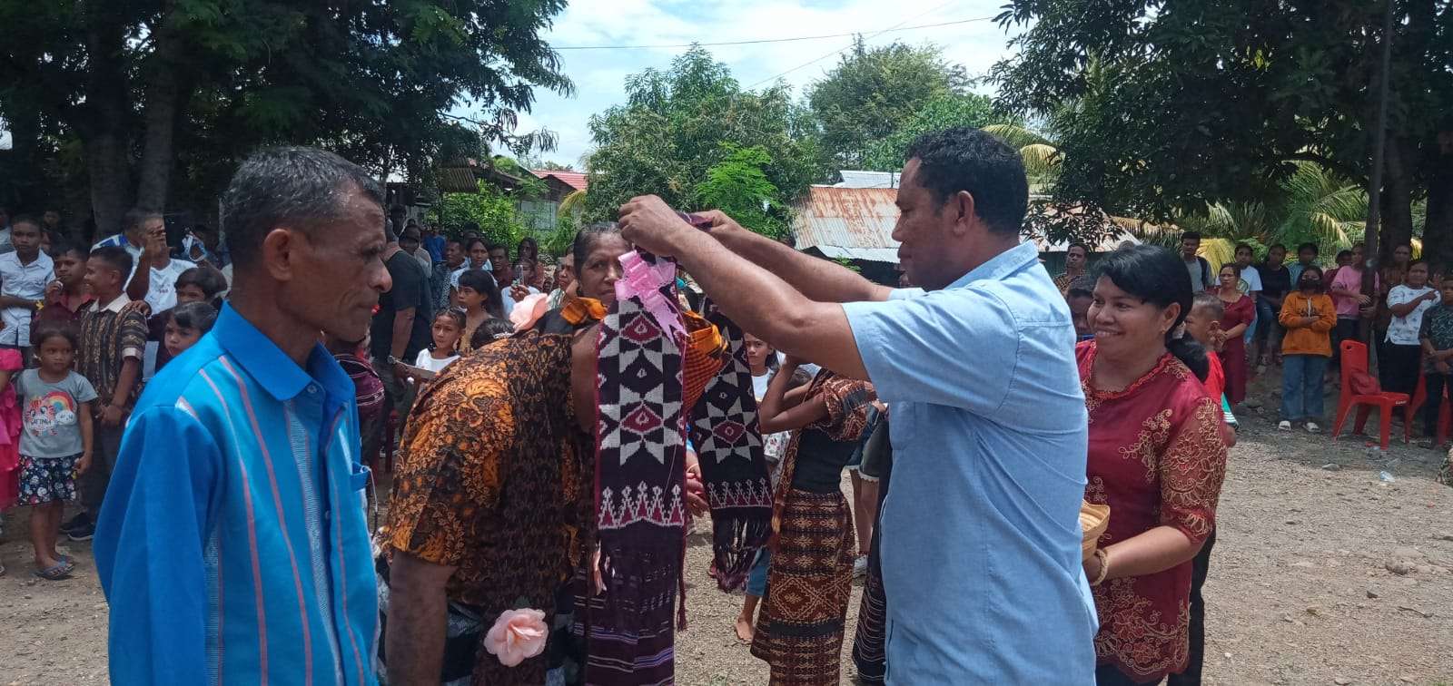 Pengalungan selendang ke yubilaris