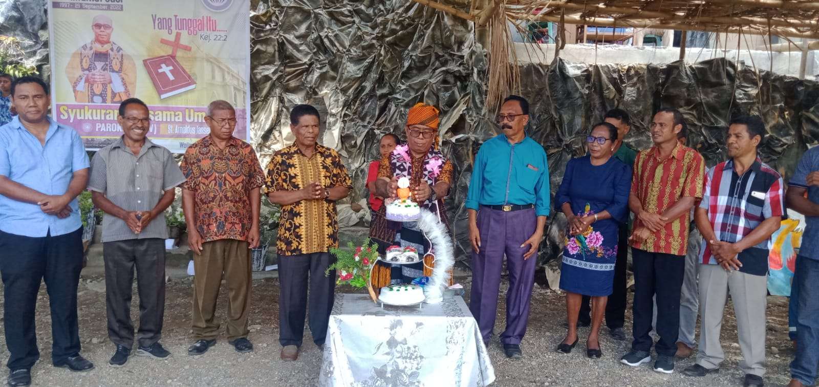 Pemotongan Kue tar didampingi ketua lingkungan dan stasi